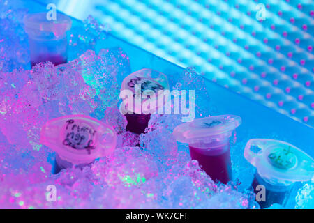 La reazione del tubo di plastica in una scatola piena di ghiaccio Foto Stock