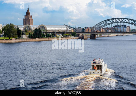 Lettonia : Riga. Rivolta verso la città, il motoscafo sul fiume Daugava. Foto Stock