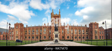 Belfast, Irlanda del Nord, Regno Unito - 31 luglio 2019 Vista panoramica della Queen's University di Belfast, Irlanda del Nord, Regno Unito. Foto Stock