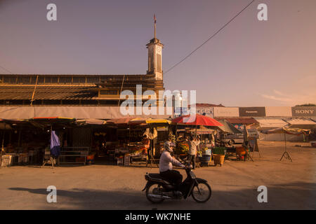 La costruzione del Psar Nat mercato nel centro della città di Battambang in Cambogia. Cambogia, Battambang, Novembre 2018 Foto Stock
