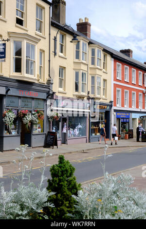 I negozi di High Street Brecon Brecon Beacons Powys Galles Foto Stock