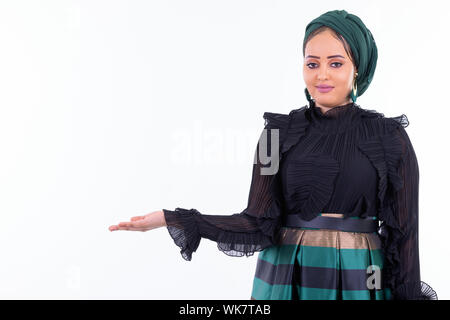 I giovani africani bella donna musulmana che mostra qualcosa Foto Stock