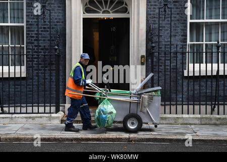 Roadsweeper svolge come di consueto al di fuori 10 Downing Street, Londra. Foto di PA. Picture Data: Mercoledì 4 settembre 2019. Vedere PA storia politica DowningStreet. Foto di credito dovrebbe leggere: Victoria Jones/filo PA Foto Stock