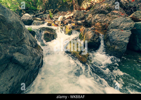 Cascata di acqua che fluisce attraverso le grandi rocce in foresta Kazdagi (Monte Ida) in Canakkale, Turchia. Le grandi rocce in primo piano. Foto Stock