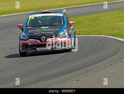 Renault Clio Cup pratica ad Oulton Park, Auto 29, Finlay Robinson, Westbourne Motorsport Foto Stock
