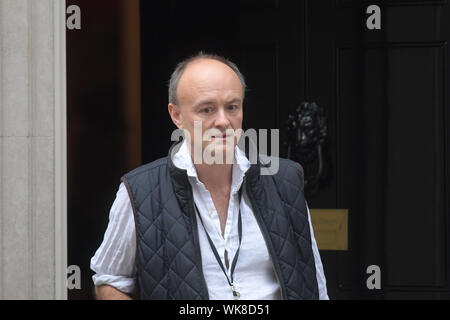 Senior aide al primo ministro Dominic Cummings lascia a seguito di una riunione del gabinetto a 10 Downing Street, Londra. Foto Stock