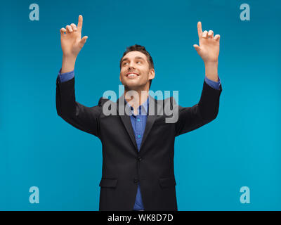 Uomo in tuta lavora con qualcosa di immaginario Foto Stock