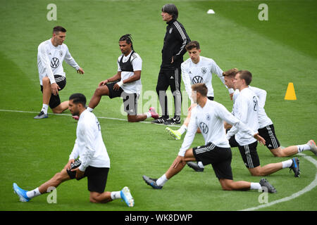 Joachim Jogi Loew (M/Germania), Niklas Suele (Germania), Emre può (Germania), Serge Gnabry (Germania), Kai Havertz (Germania), Niklas Stark (Germania), Marco Reus (Germania) e Lukas Klostermann (Germania) (Germania) (da sinistra) durante lo stiramento. GES/calcio/Campionato Europeo di qualifica: la formazione del team nazionale tedesco a Amburgo, 04.09.2019 Calcetto: Qualificazioni europee: sessione di formazione del team nazionale tedesco di Amburgo, 4 settembre, 2019 | Utilizzo di tutto il mondo Foto Stock