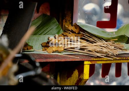 Sate Padang. Carni bovine saté da Padang, Sumatra Occidentale. A metà cottura saté sul ripiano Pronto per essere grigliate. Foto Stock