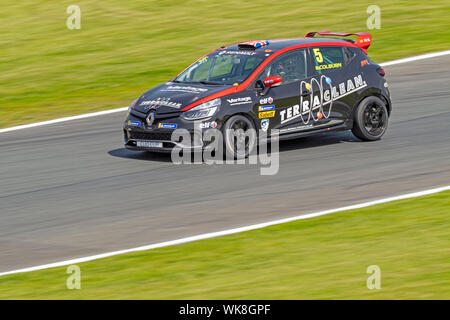 Renault Clio Cup pratica ad Oulton Park, Auto 5, Ben Colburn, Westbourne Motorsport Foto Stock