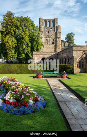 Rovine di Kelso Abbey visto dal War Memorial Gardens, a Kelso, Scottish Borders, Scotland, Regno Unito Foto Stock
