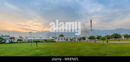 Una immagine del Hazratbal in Srinigar, India, a sunrise. Foto Stock