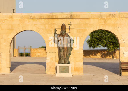 Santa Maria di Leuca, Italia - settembre, 1, 2018 - Il Santo Padre Benedetto XVI statua in bronzo a Santa Maria di Leuca, salento Puglia, Italia Foto Stock