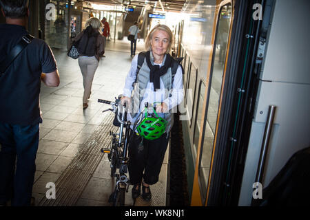 Berlino, Germania. 20 agosto 2019. Christiane Hipp, facente funzione di presidente del Land di Brandeburgo l'Università Tecnica di Cottbus, a bordo del treno regionale in Berlin-Ostkreuz. Hipp commuta ogni giorno da Berlino al suo posto di lavoro. Credito: Arne Immanuel Bänsch/dpa/Alamy Live News Foto Stock