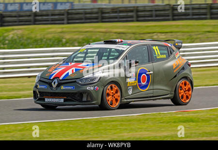 Renault Clio Cup pratica ad Oulton Park, Auto 11, Luca Warr, specializzato Motorsport Foto Stock