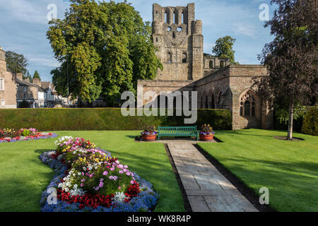 Rovine di Kelso Abbey visto dal War Memorial Gardens, a Kelso, Scottish Borders, Scotland, Regno Unito Foto Stock