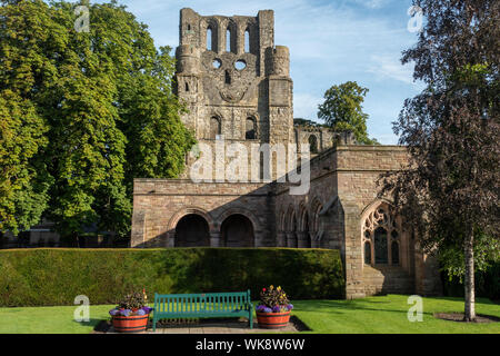 Rovine di Kelso Abbey visto dal War Memorial Gardens, a Kelso, Scottish Borders, Scotland, Regno Unito Foto Stock