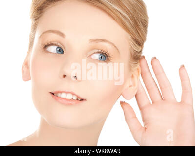 Immagine luminosa di donna felice ascolto gossip Foto Stock