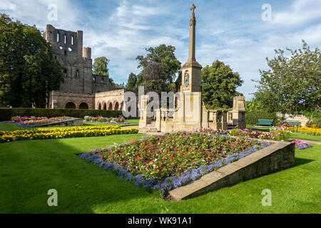 Rovine di Kelso Abbey visto dal War Memorial Gardens, a Kelso, Scottish Borders, Scotland, Regno Unito Foto Stock