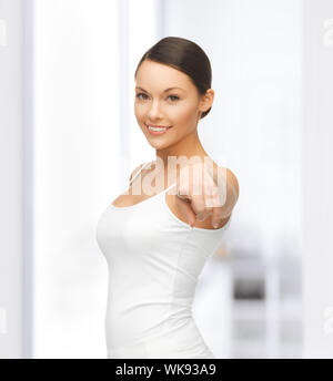 Donna felice in carta bianca t-shirt rivolti a voi Foto Stock