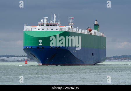 Acqua di Southampton, Inghilterra, Regno Unito. Settembre 2019. Il RCC Tianjin un veicolo nave dipinta in blu, verde e bianco in corso su acqua di Southampton Foto Stock