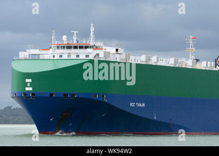 Acqua di Southampton, Inghilterra, Regno Unito. Settembre 2019. Il RCC Tianjin un veicolo nave dipinta in blu, verde e bianco in corso su acqua di Southampton Foto Stock