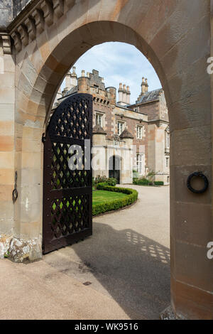 Vista attraverso il portale di ingresso a Abbotsford House, ex casa di scrittore scozzese Sir Walter Scott, vicino a Melrose, Scottish Borders, Scotland, Regno Unito Foto Stock