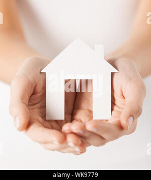 Donna mani casa di carta Foto Stock