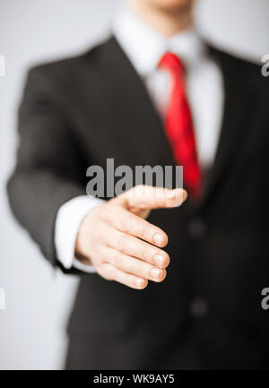 Gentile imprenditore con mano aperta pronta per avvolgente Foto Stock