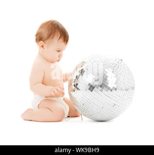 Immagine luminosa di felice bambino che gioca con la palla da discoteca Foto Stock