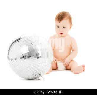 Immagine luminosa di felice bambino che gioca con la palla da discoteca Foto Stock