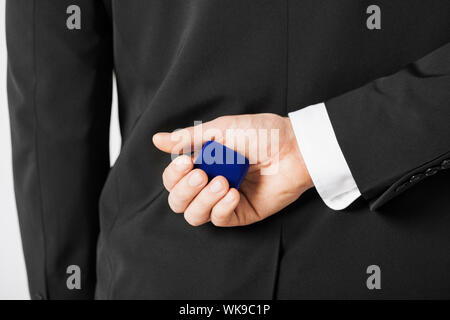 Uomo con confezione regalo in tuta Foto Stock