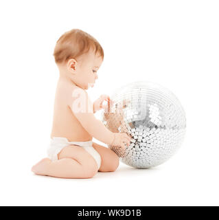 Immagine luminosa di felice bambino che gioca con la palla da discoteca Foto Stock