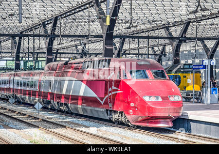 Rotterdam, Paesi Bassi, 18 Maggio 2019: in rosso di un treno ad alta velocità Thalys vi attende in una piattaforma sotto il vetro e acciaio del tetto della nuova Rotterdam cento Foto Stock