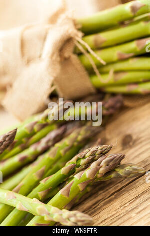 Fresco e salutare gli asparagi verdi spears Foto Stock