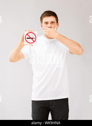 Giovane Azienda vietato fumare Foto Stock