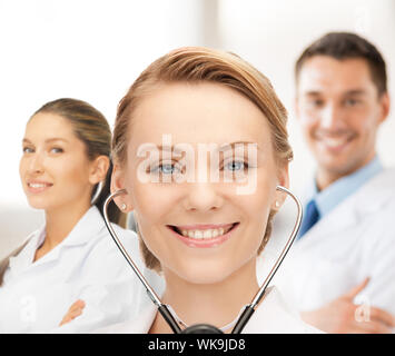 Immagine della femmina attraente medico con stetoscopio Foto Stock