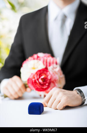 Uomo con confezione regalo in tuta Foto Stock