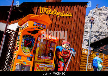 Giochi arcade e altro presso il parco di divertimenti/theme park Prater di Vienna 2018 Foto Stock