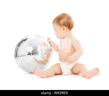 Immagine luminosa di felice bambino che gioca con la palla da discoteca Foto Stock