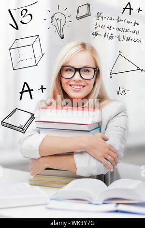 L'istruzione e il concetto di scuola - studente sorridente con la pila di libri e scarabocchi Foto Stock