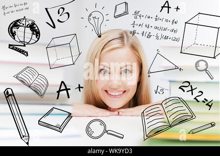 L'istruzione e il concetto di scuola - studente sorridente con la pila di libri e scarabocchi Foto Stock
