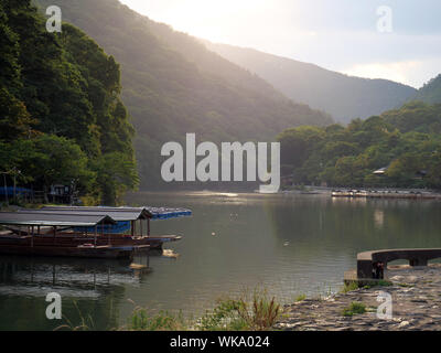 Giappone - Foto di Sean Sprague Arashiyama, Kyoto. Hozu-gawa river. Foto Stock