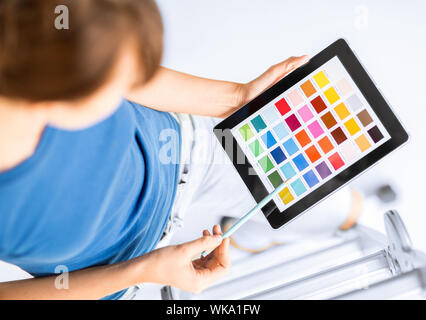 Donna che lavorano con i campioni di colori Foto Stock