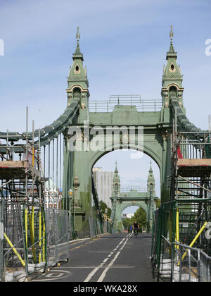 Ponteggio a Hammersmith Bridge chiusa per lavori di ristrutturazione permettendo di biciclette e solo degli scuotipaglia Foto Stock