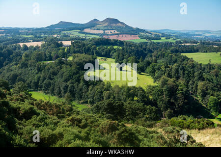 Vista sulla Valle di Tweeed verso i lontani Eildon Hills da Scott's vista sulla B6356, Scottish Borders, Scotland, Regno Unito Foto Stock