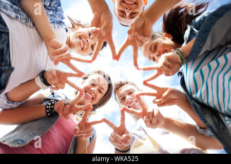 Gruppo di adolescenti che mostra cinque dita Foto Stock