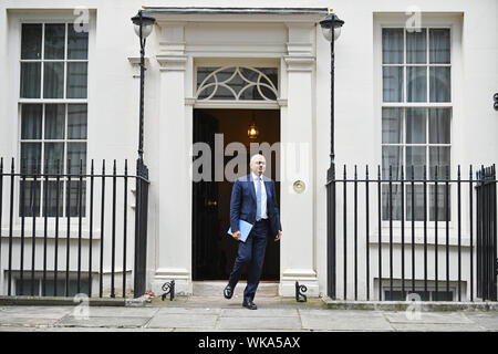 Il cancelliere dello scacchiere, Sajid Javid, lascia la sua residenza ufficiale a 11 Downing Street a Londra a fare una dichiarazione dinanzi al Parlamento europeo che dovrà confermare i budget di reparto per 2020-21. Foto Stock