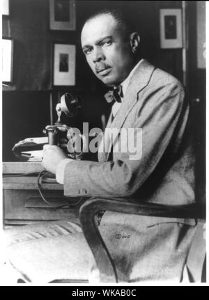 James Weldon Johnson, mezza lunghezza ritratto alla scrivania con telefono Foto Stock