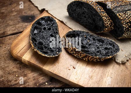 In casa del pane di pasta acida baguette su tavola di legno. Cibo, sullo sfondo di cottura Foto Stock